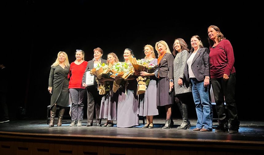 Eskişehir'de 600 kadın tiyatro etkinliğinde bir araya geldi