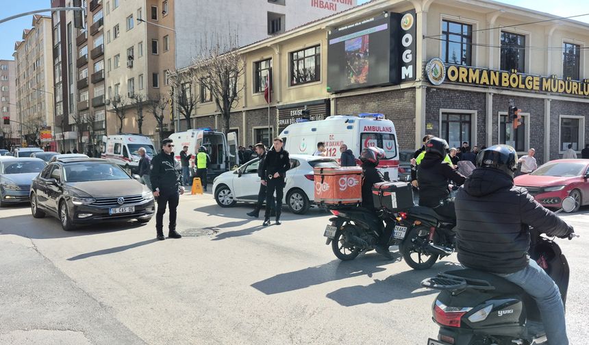 Eskişehir'de caddeyi karıştıran kaza: Araç yayaların arasına daldı!