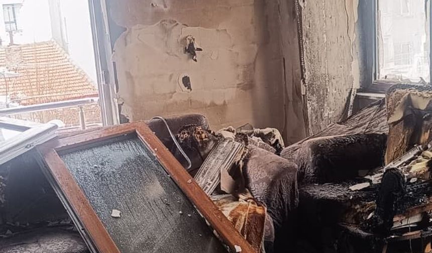 Eskişehir’deki apartmandan alevler yükseldi: Ev küle döndü!