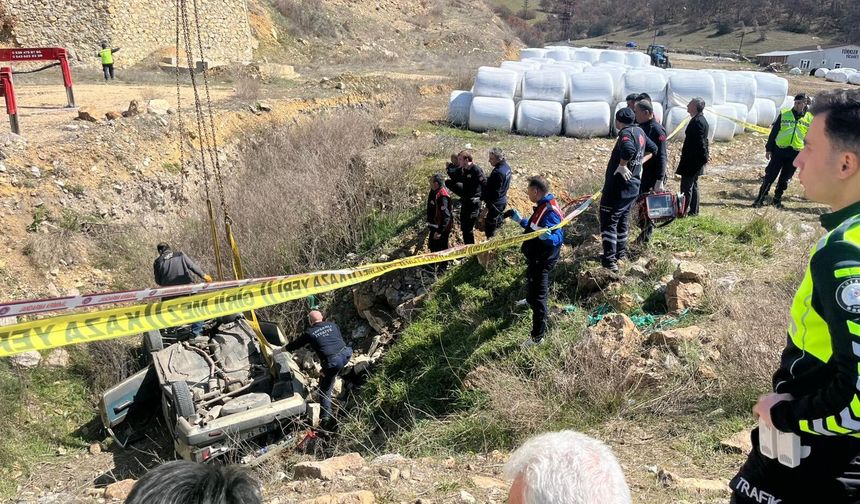 Kütahya'da ölümlü kaza: Çukura uçtular!