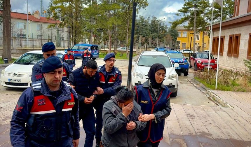 Afyon'daki köye bohçacı kılığında girdiler, 880 bin TL’lik vurgun yaptılar!