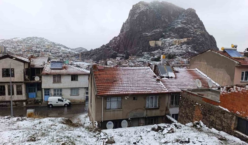 Afyon'da bayramın ikinci günü kar yağışı!