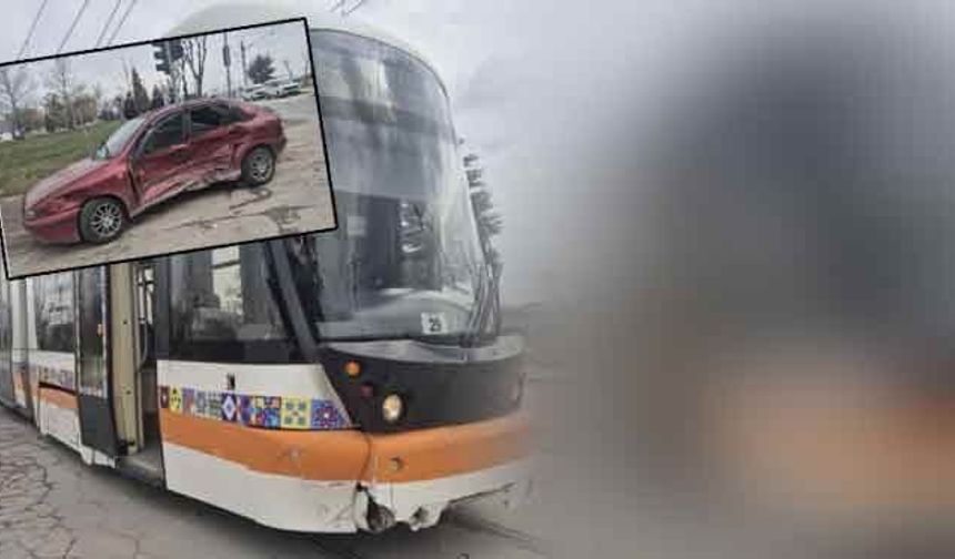 Eskişehir'de tramvayla otomobil çarpıştı:  Vatman yaralandı!
