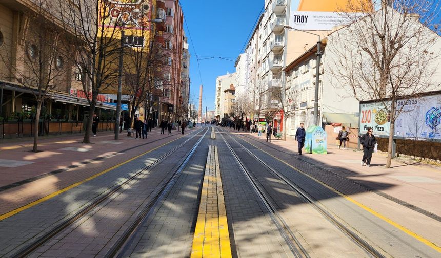 Eskişehir'in işlek caddesindeki sessizlik dikkat çekti!
