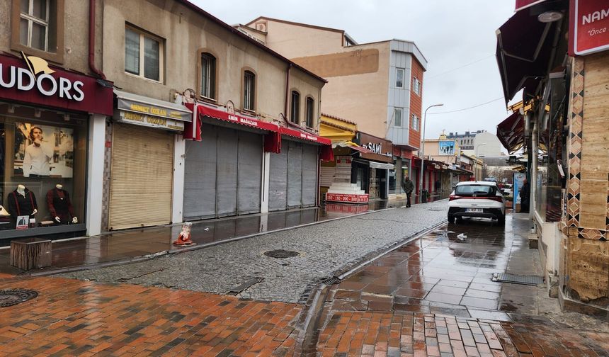 Eskişehir'de bayram sessizliği, kepenkler kapalı!