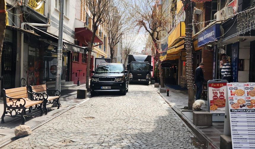 Eskişehir'deki park edilen araçlar trafiği aksatıyor