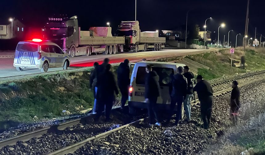 Afyon'da yanlışlıkla tren rayına girdi, felaketten dönüldü!