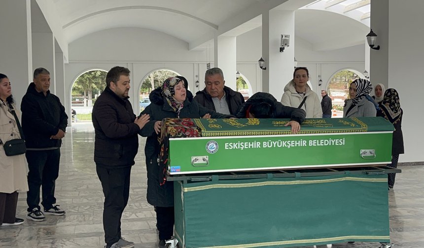 Emekli uzman çavuşun öldürdüğü anne ve kızı Eskişehir'de toprağa verildi