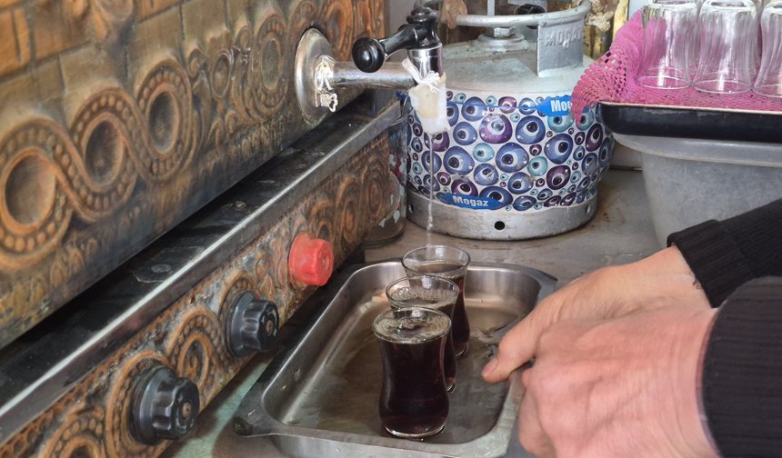 Eskişehir'de 44 yıldır baba mesleği yapıyor, çayları böyle dağıtıyor!