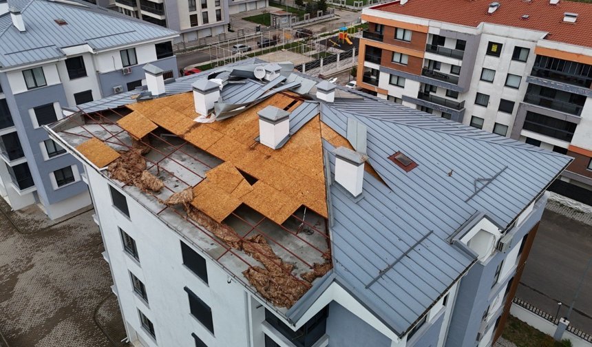 Eskişehir'de fırtına çatıyı uçurdu!