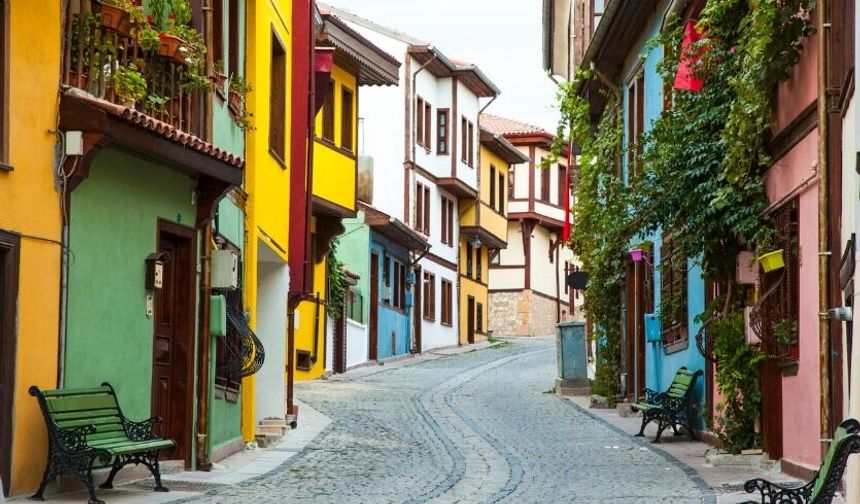 Trenle 2 saatte ulaşılan şehirdeki sürpriz: Sokakları sanat galerisi gibi…