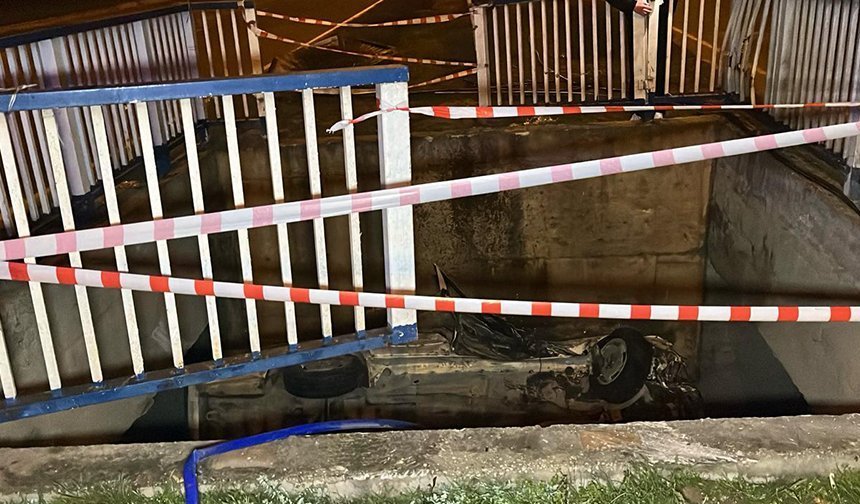 Eskişehir'de otomobil 5 metre yüksekten kanala uçtu, 2 kişi yaralandı