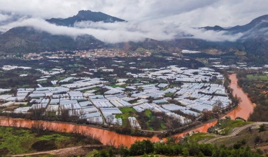 Eskişehir'deki yağışlar Sakarya Nehri'ni kızıla boyadı!