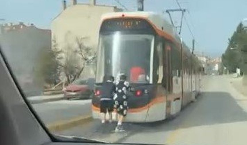 Eskişehir'de tramvay hattında yürekleri ağza getiren yolculuk!