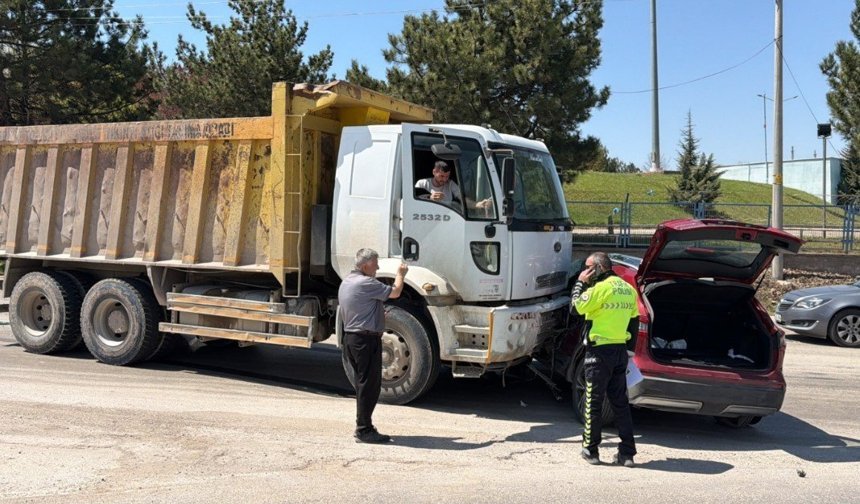 Eskişehir'de hafriyat kamyonu çarptığı aracı sürükledi!