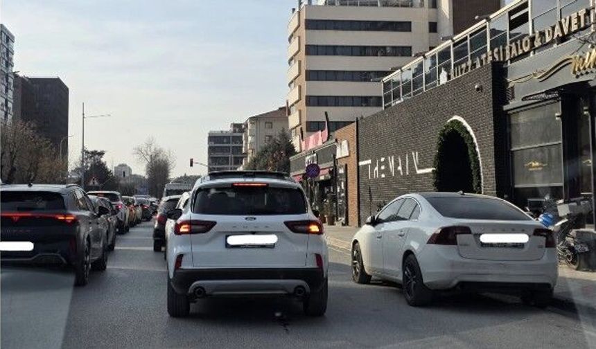 Eskişehir'deki trafik öğle saatlerinde bile sürücüleri zorladı!