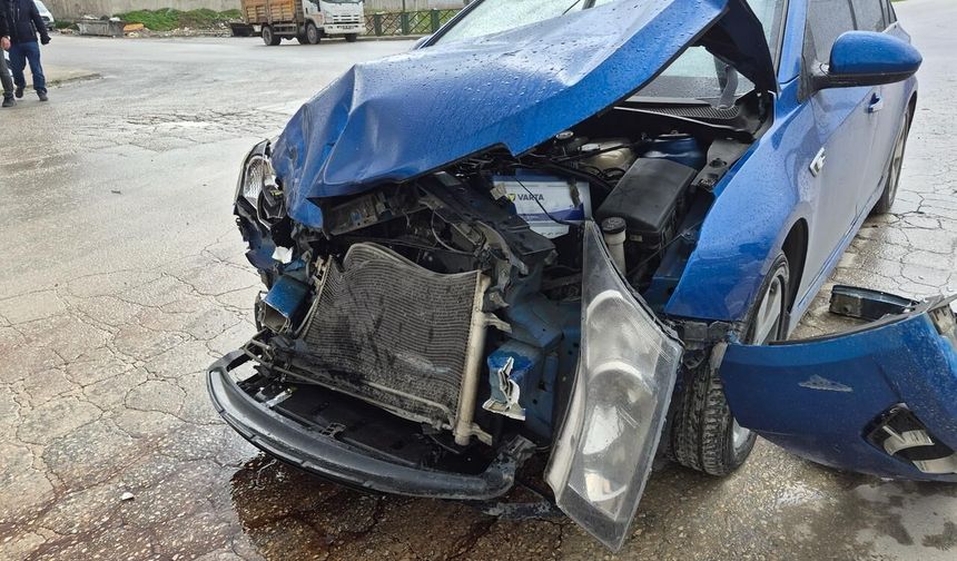 Eskişehir’de ‘dur’ levhasına uymadı: Çöp kamyonuna çarptı