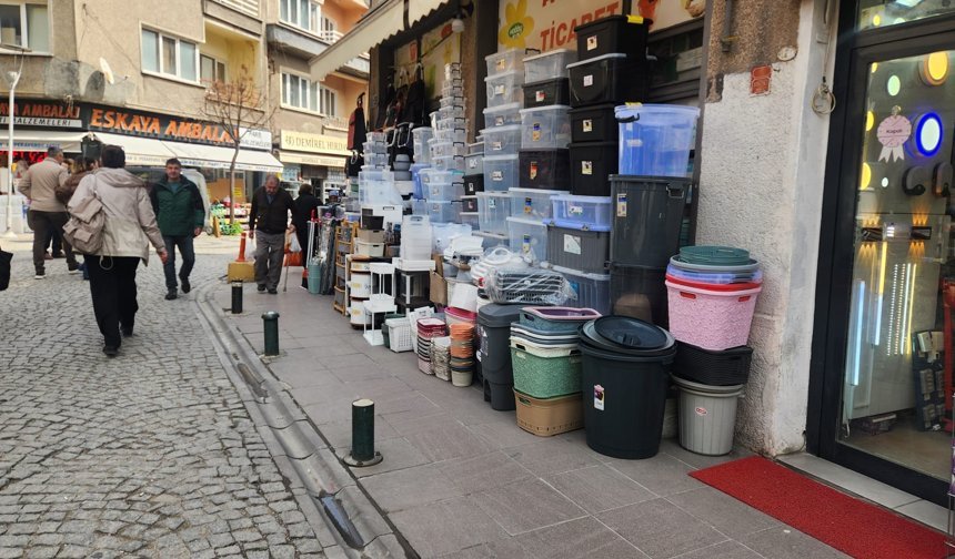 Eskişehir'de kaldırımlar işgal altında: Yayalar yoldan yürüyor