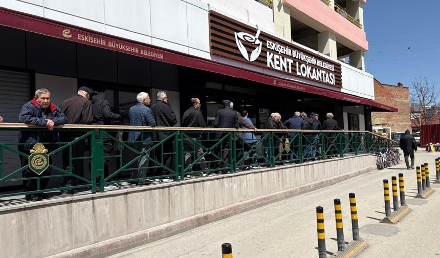Eskişehir'de her gün aynı manzara: Kuyruk dışarıya taştı!