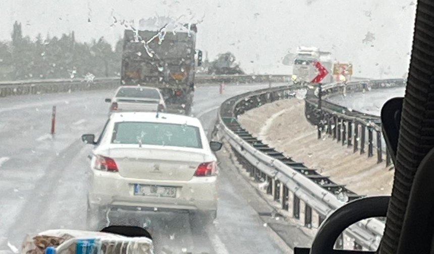 Eskişehir'e Nisan ayında kar yağdı: Sürücüler de şaşırdı!