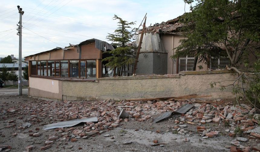 Eskişehir'de camiye yıldırım düştü, minare yerle bir oldu!