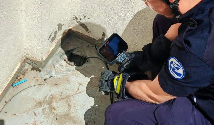 Eskişehir'de su gider borusuna düştüler, yardımına itfaiye ekibi koştu!