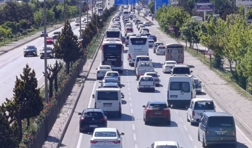 Tatilciler yola çıktı, kavşaklarda araç kuyrukları oluştu!