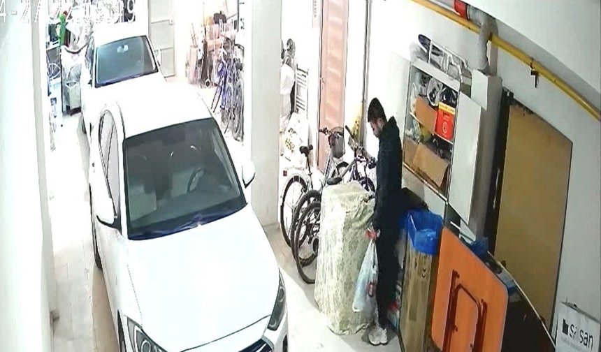 Eskişehir'de bisikletten asma kilide kadar çaldı, tavırları pes dedirtti!