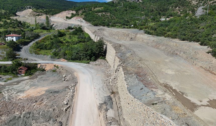 Eskişehir-Sarıcakaya yolunu kullanacaklar dikkat: Yağış sonrası korkutan görüntü!
