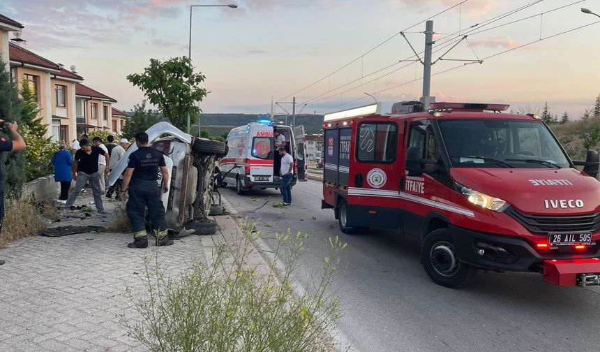Eskişehir'deki kazada araç paramparça oldu: Genç sürücü yaralandı!