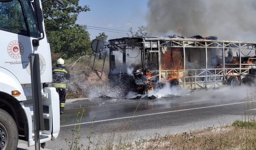 Eskişehir'de belediye otobüsü küle döndü, yol trafiğe kapatıldı!