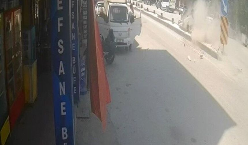 Refüje çarpan otomobil devrildi: 2 yaralı!