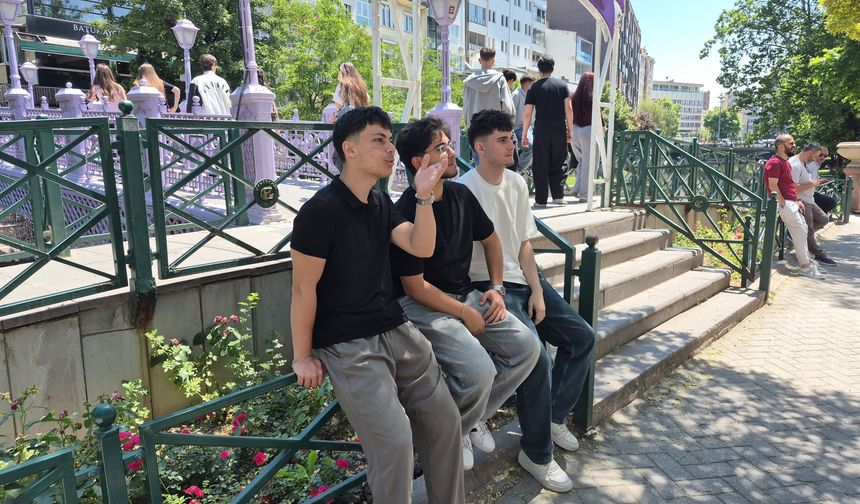 Eskişehir'de gençlerin dikkatle izlediği olay şaşırtmadı!