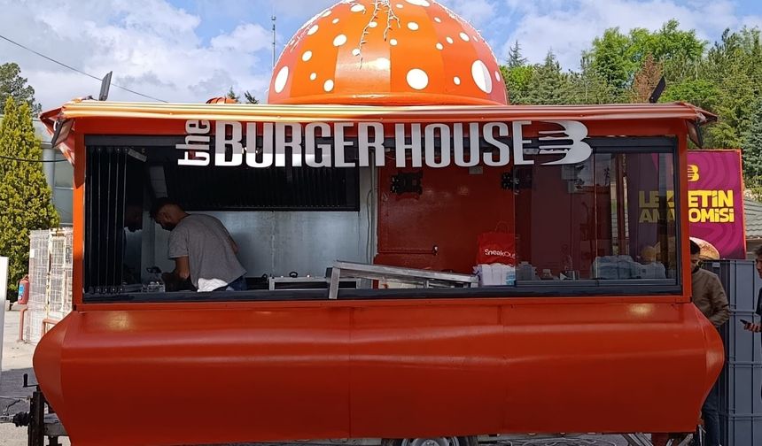 Gezici burger karavanını sanat eserine dönüştürdü!