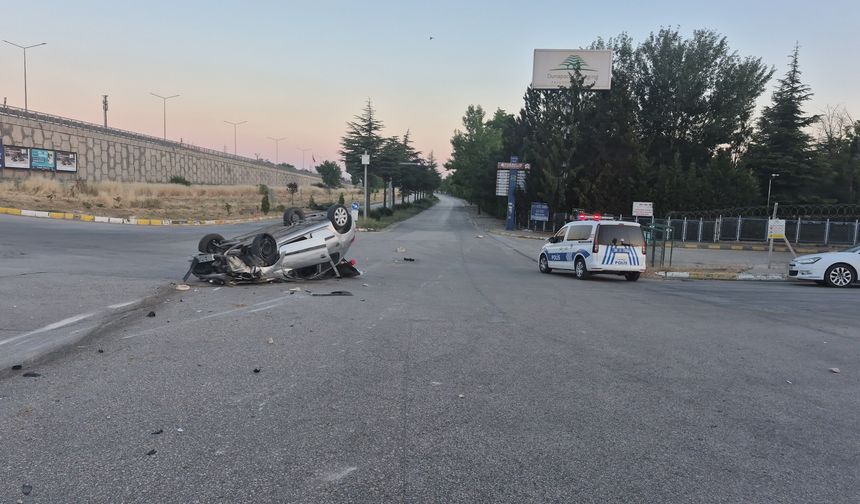 Eskişehir'de sabaha karşı kaza: Refüje çarpıp takla attı!