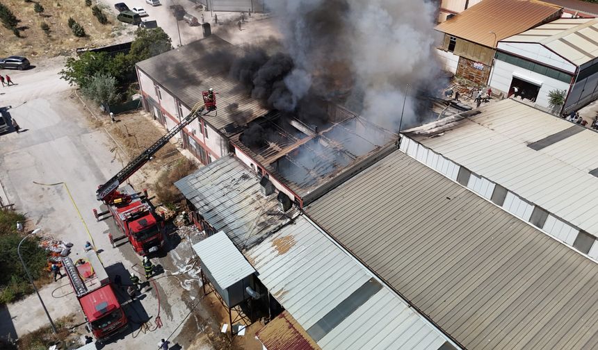 Eskişehir'de alevler fabrikayı sardı: Havadan görüntülendi!