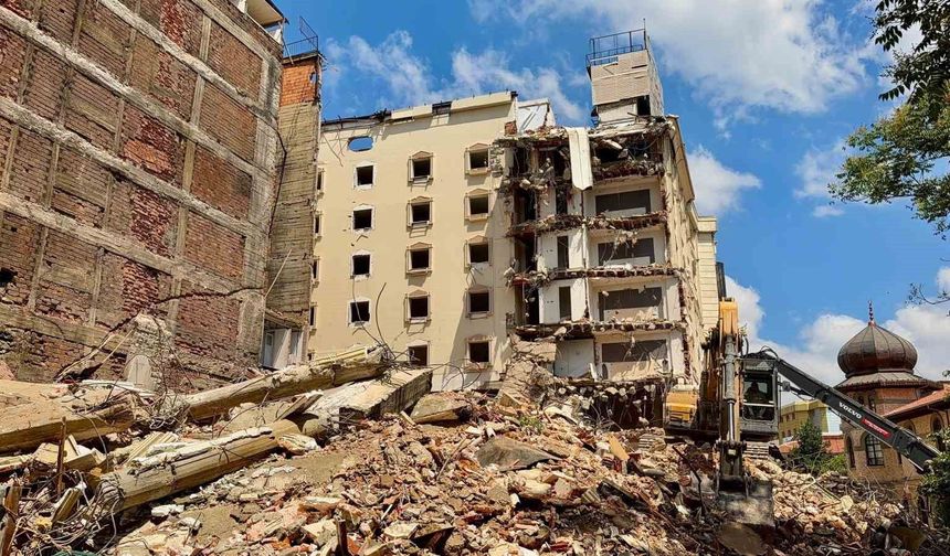 Afyon’da faciadan dönülen yıkım sonrası iş yerleri kapatıldı!