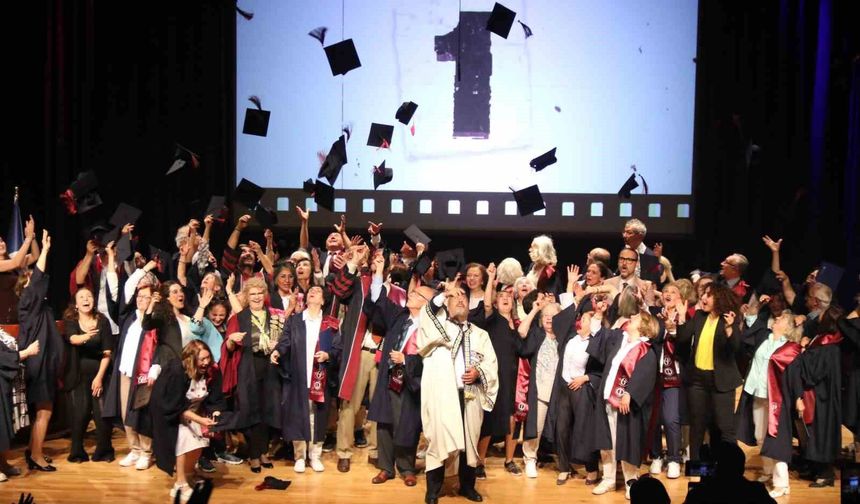Anadolu Üniversitesi'nde 60 yaş üzeri öğrenciler mezun oldu