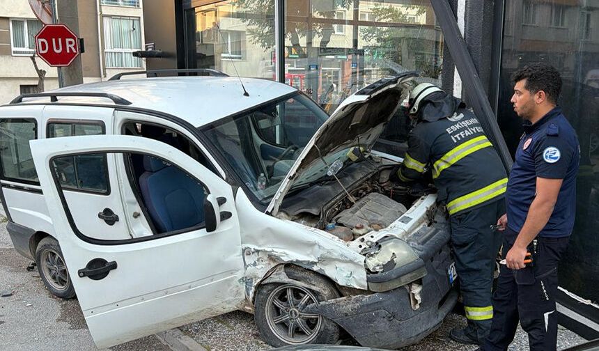 Eskişehir'de kavşakta feci kaza: İş yerinin duvarına çarptı