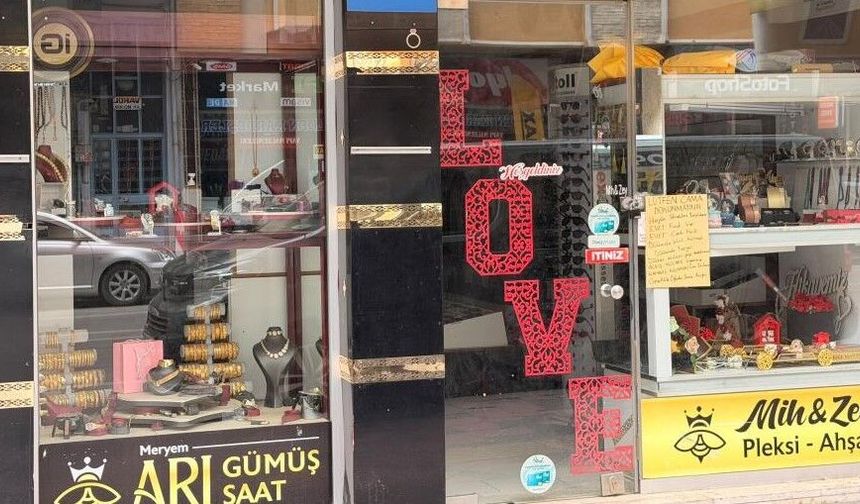 Afyon'da esnaf cam silmekten yoruldu, bıraktığı not güldürdü!