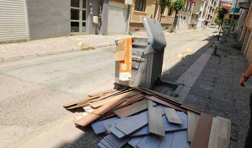Eskişehir’de sokağın ortasına bırakıp gittiler: Vatandaş çileden çıktı!