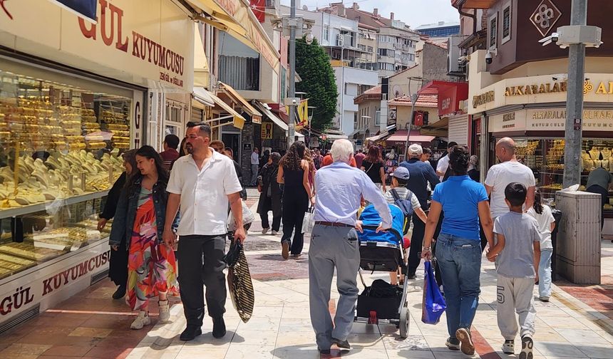 Eskişehir'de çarşıda yoğunluk: Güzel havayı gören kendini sokağa attı
