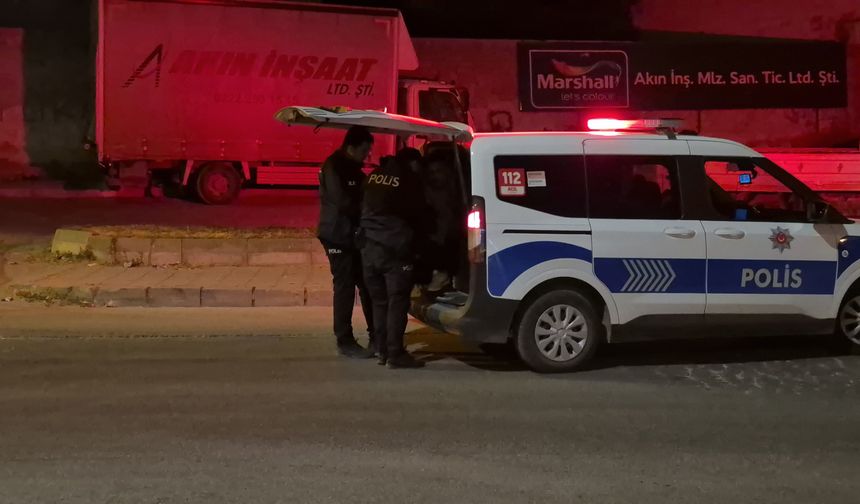 Eskişehir'de annesini bıçakla kovaladı: Polis aracını yumrukladı!