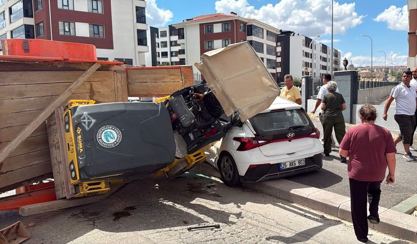 Eskişehir'de faciadan dönüldü: Silindir aracın üzerine devrildi!