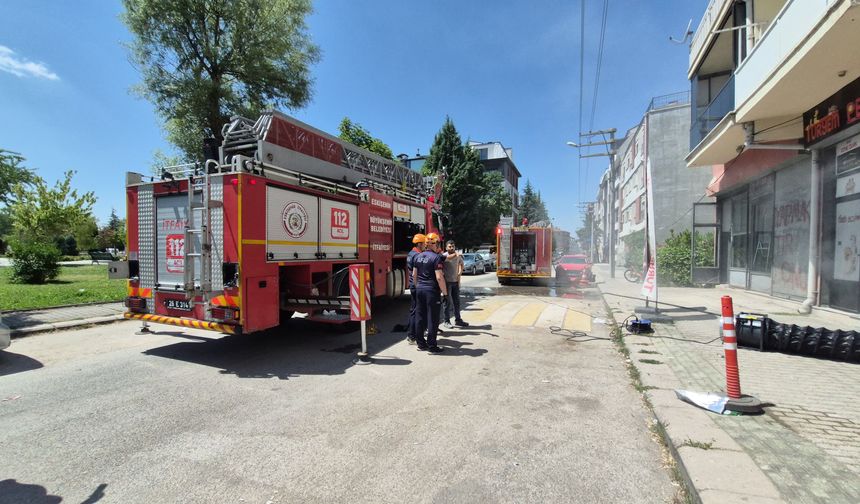 Eskişehir’deki iş yerinde yangın çıktı: 2 kişi dumandan etkilendi!