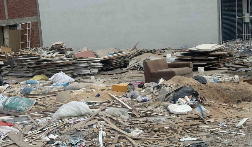Eskişehir Baksan Sanayi Sitesi'ndeki atık yığınları tepki çekiyor