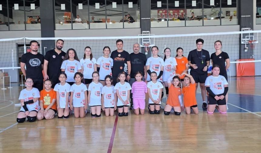 Küçük voleybolcularla bir araya geldi