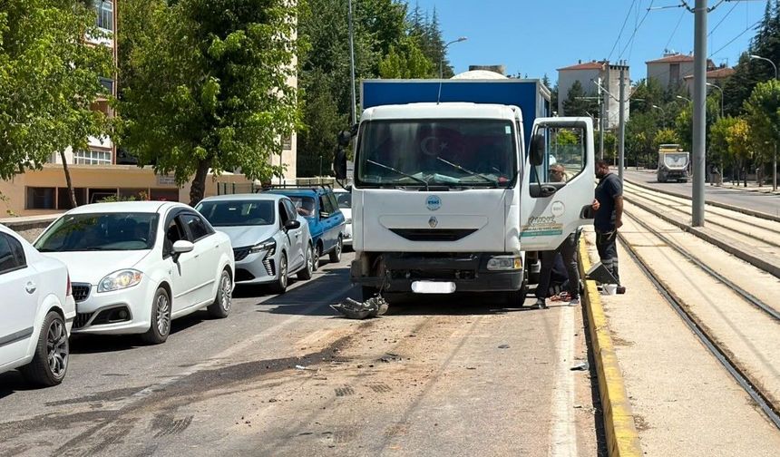Eskişehir'de beton mikserinin çarptığı kazada araçlar birbirine girdi