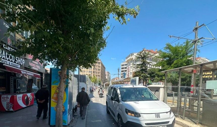 Eskişehir'de kaldırım çilesi: Yayalar ve araçlar aynı yerde!