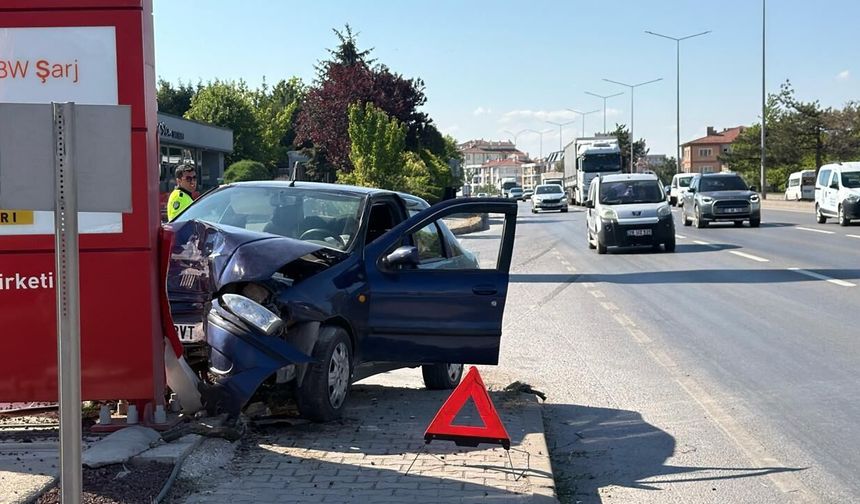 Eskişehir'de ani manevra kazayla bitti: Akaryakıt istasyonuna girdi!